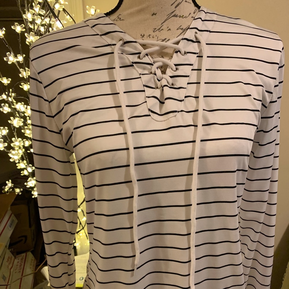 Pretty white navy striped sz L